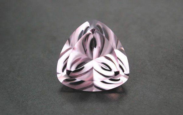 Ametist superb roz cu dungi negre ideal pentru inelul de logodna