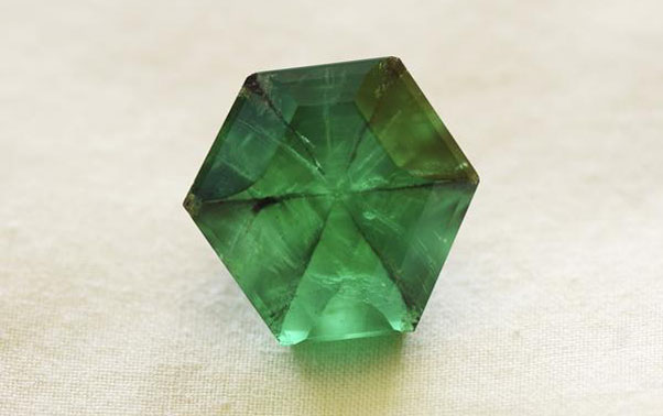 Verdele smaragdului se potriveste excelent in inelul de logodna
